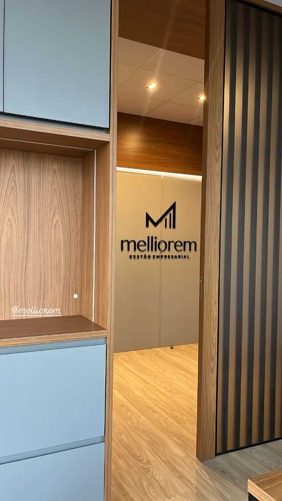 Porta do escritório Melliorem com logo em relevo