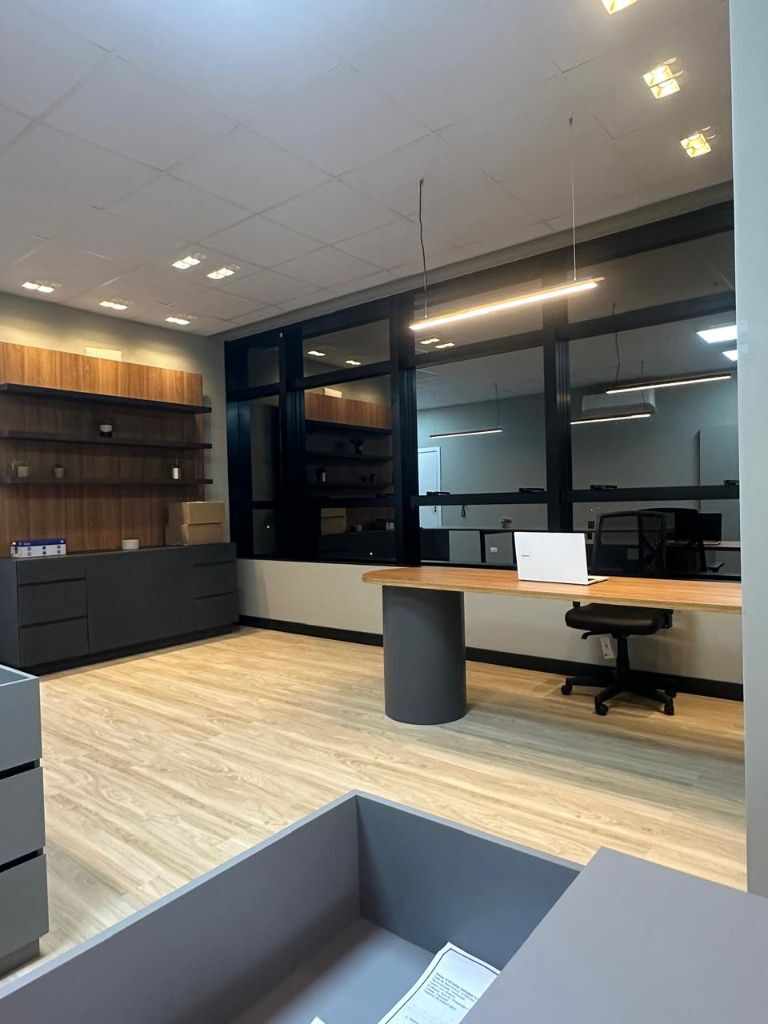 Escritório com mobiliário moderno